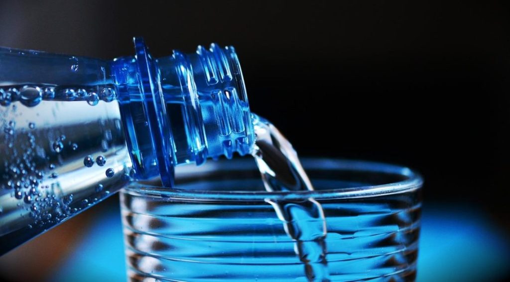 Waterfilter voor thuis installatie in keuken met koolstoffilter en osmosefilter opties zichtbaar