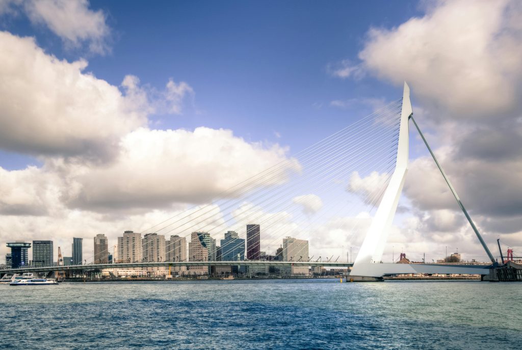 Luchtfoto van de Tweede Maasvlakte in Rotterdam met containerschepen en moderne haventerminals langs het water