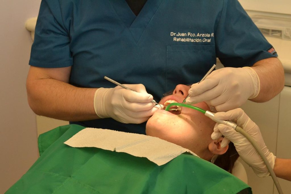 Stralende glimlach dankzij orthodontische behandeling door orthodontist in Maastricht met moderne beugels en technieken