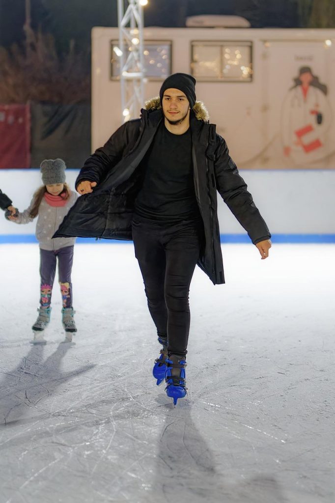 Bezoekers genieten van schaatsen op de sfeervolle Ijsbaan in Gouda met winterverlichting en winterse ambiance.