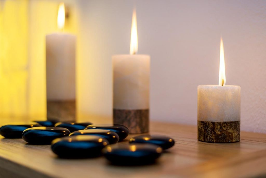 Ontspan in Amersfoort - vrouw geniet van professionele massage in wellness spa