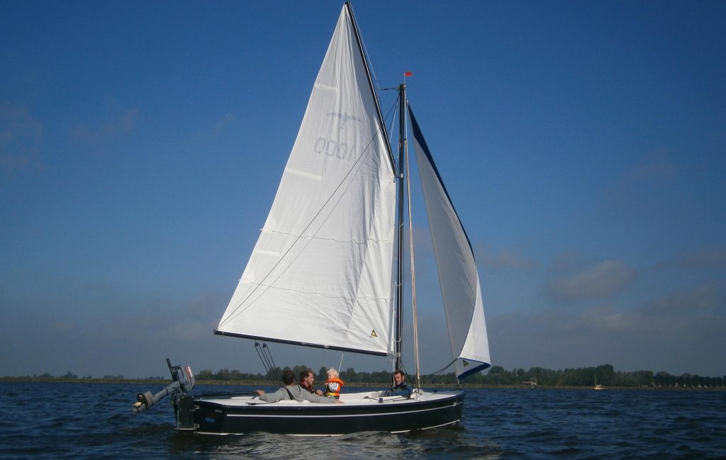 Hoora bootverhuur in Heeg met zeilboten en sloepen klaar voor verhuur in Friesland