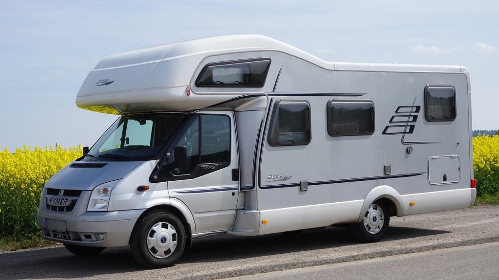 Checklist voor goed camper onderhoud met focus op regelmatige controles van banden, vloeistoffen en elektrische systemen